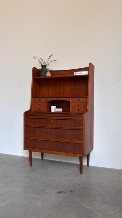 
                  
                    Vintage hoog secretaire - bureau met lades in teak - LOUI
                  
                