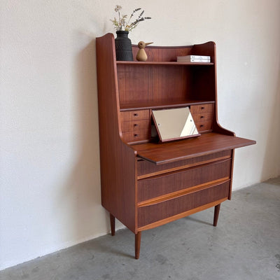 
                  
                    Vintage hoog secretaire - bureau met lades in teak - LOUI
                  
                