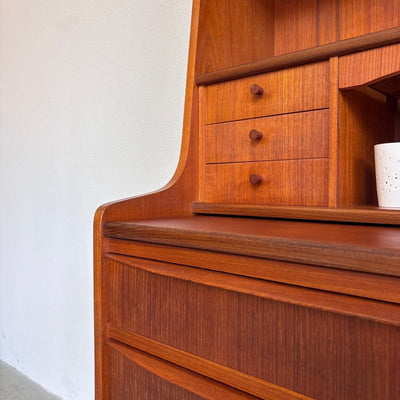 
                  
                    Vintage hoog secretaire - bureau met lades in teak - LOUI
                  
                