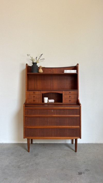 
                  
                    Vintage hoog secretaire - bureau met lades in teak - LOUI
                  
                