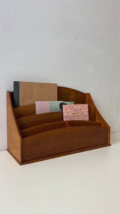 
                  
                    Vintage houten brievenstandaard - LOUI
                  
                