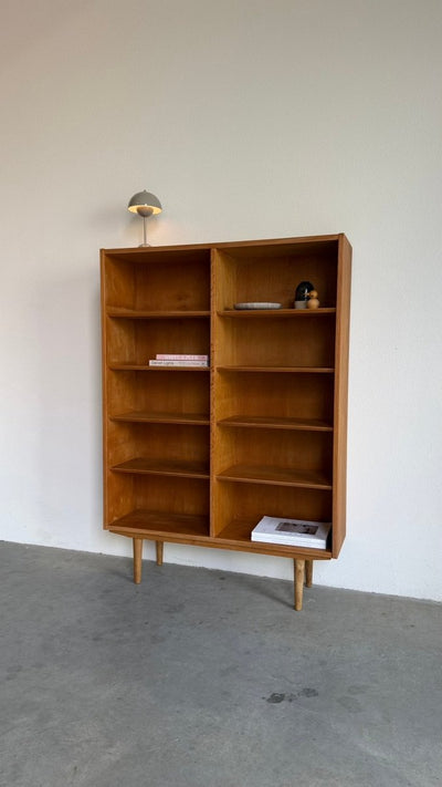 
                  
                    Vintage Hundevad boekenkast eiken - LOUI
                  
                