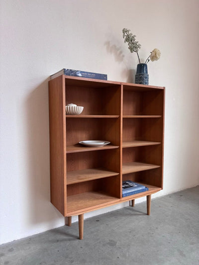 
                  
                    Vintage Hundevad boekenkast eiken S - LOUI.STORE
                  
                
