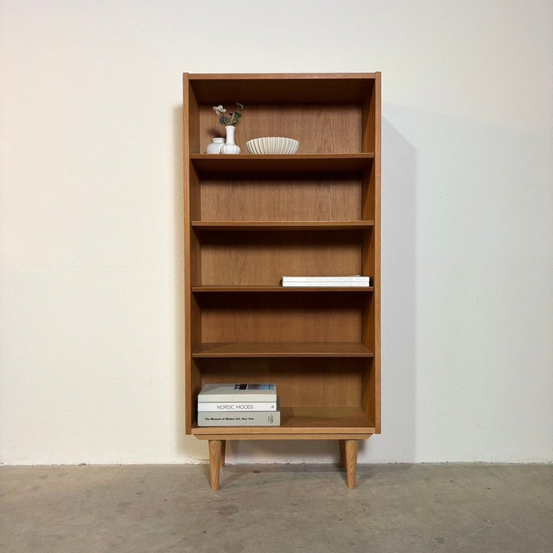 Vintage Hundevad boekenkast hoog & smal eiken - LOUI.STORE