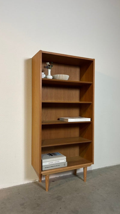 
                  
                    Vintage Hundevad boekenkast hoog & smal eiken - LOUI.STORE
                  
                