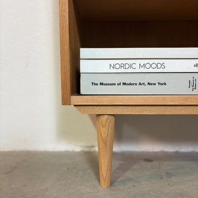 
                  
                    Vintage Hundevad boekenkast hoog & smal eiken - LOUI.STORE
                  
                