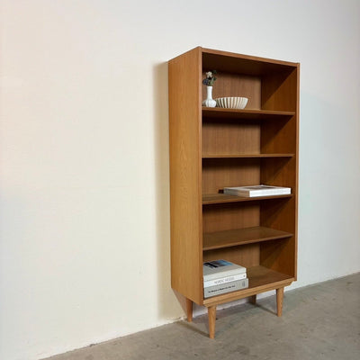 
                  
                    Vintage Hundevad boekenkast hoog & smal eiken - LOUI.STORE
                  
                