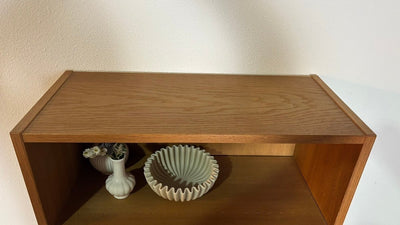 
                  
                    Vintage Hundevad boekenkast hoog & smal eiken - LOUI.STORE
                  
                