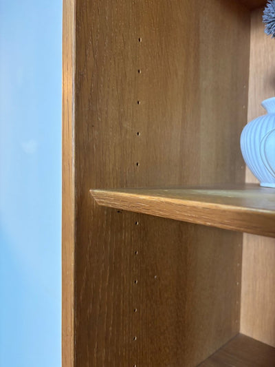 
                  
                    Vintage Hundevad boekenkast hoog & smal eiken - LOUI.STORE
                  
                