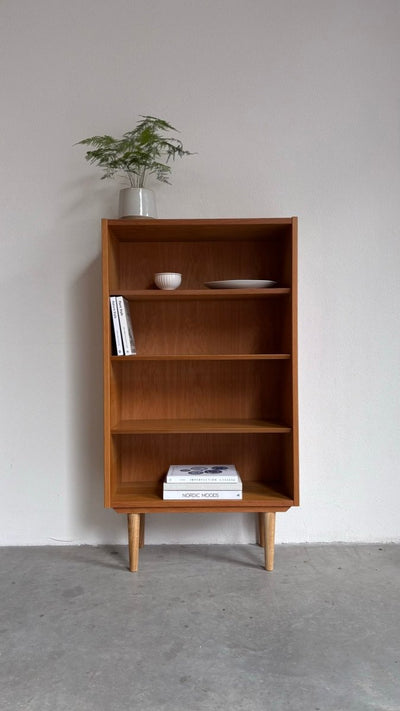 
                  
                    Vintage Hundevad boekenkast smal - LOUI.STORE
                  
                