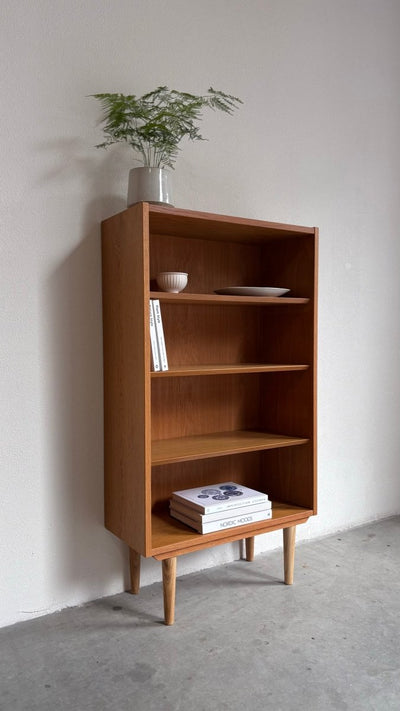 
                  
                    Vintage Hundevad boekenkast smal - LOUI.STORE
                  
                