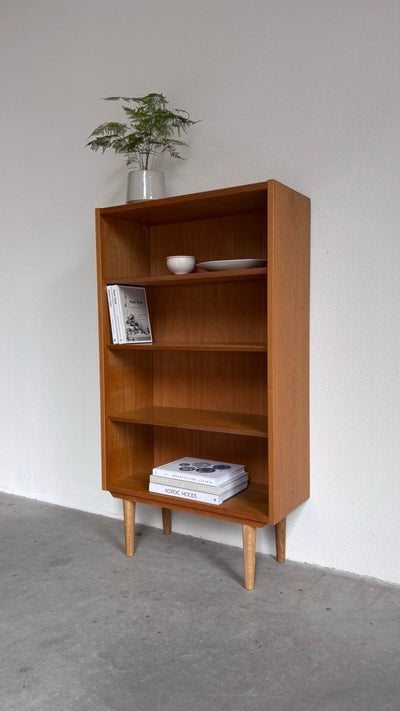 
                  
                    Vintage Hundevad boekenkast smal - LOUI.STORE
                  
                