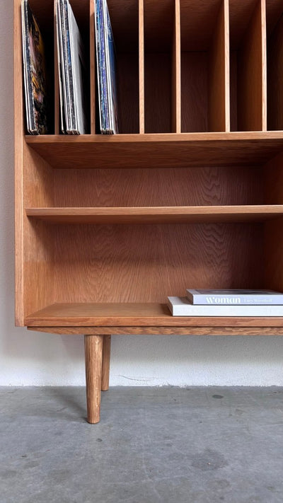 
                  
                    Vintage Hundevad boekenkast vinyl eiken - LOUI.STORE
                  
                