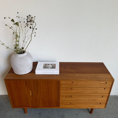 
                  
                    Vintage Hundevad sideboard harmonica deur + lades - LOUI
                  
                