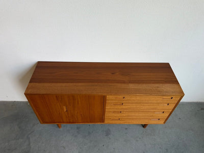 
                  
                    Vintage Hundevad sideboard harmonica deur + lades - LOUI
                  
                