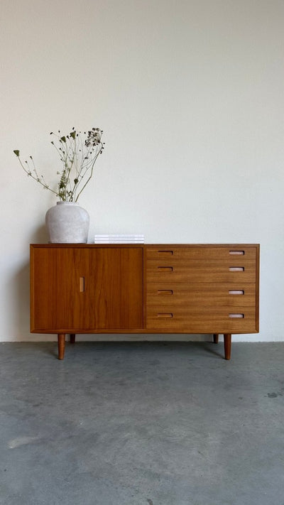 
                  
                    Vintage Hundevad sideboard harmonica deur + lades - LOUI
                  
                