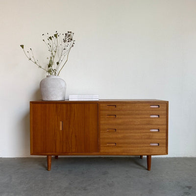 
                  
                    Vintage Hundevad sideboard harmonica deur + lades - LOUI
                  
                