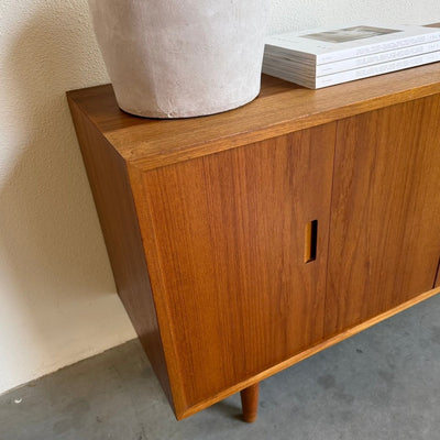 
                  
                    Vintage Hundevad sideboard harmonica deur + lades - LOUI
                  
                
