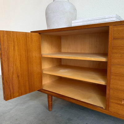 
                  
                    Vintage Hundevad sideboard harmonica deur + lades - LOUI
                  
                