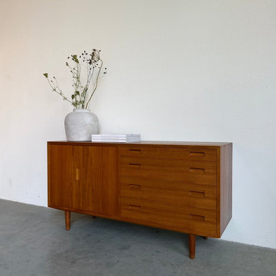 
                  
                    Vintage Hundevad sideboard harmonica deur + lades - LOUI
                  
                