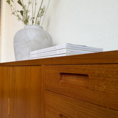 
                  
                    Vintage Hundevad sideboard harmonica deur + lades - LOUI
                  
                