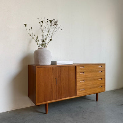 
                  
                    Vintage Hundevad sideboard harmonica deur + lades - LOUI
                  
                