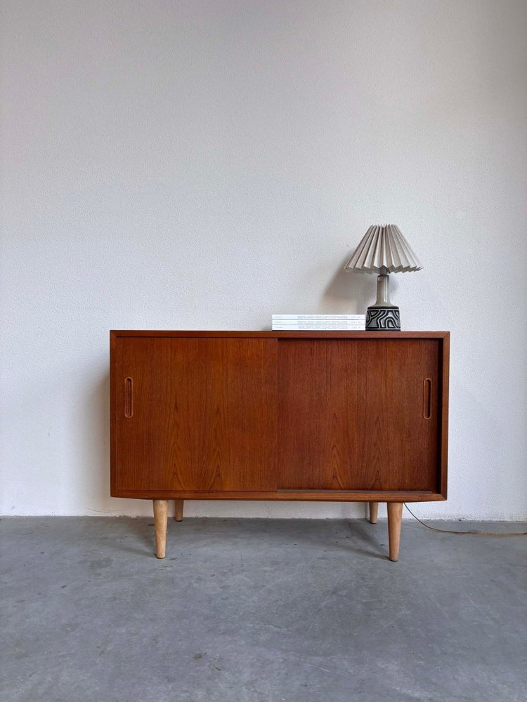 
                  
                    Vintage Hundevad sideboard teak - LOUI.STORE
                  
                