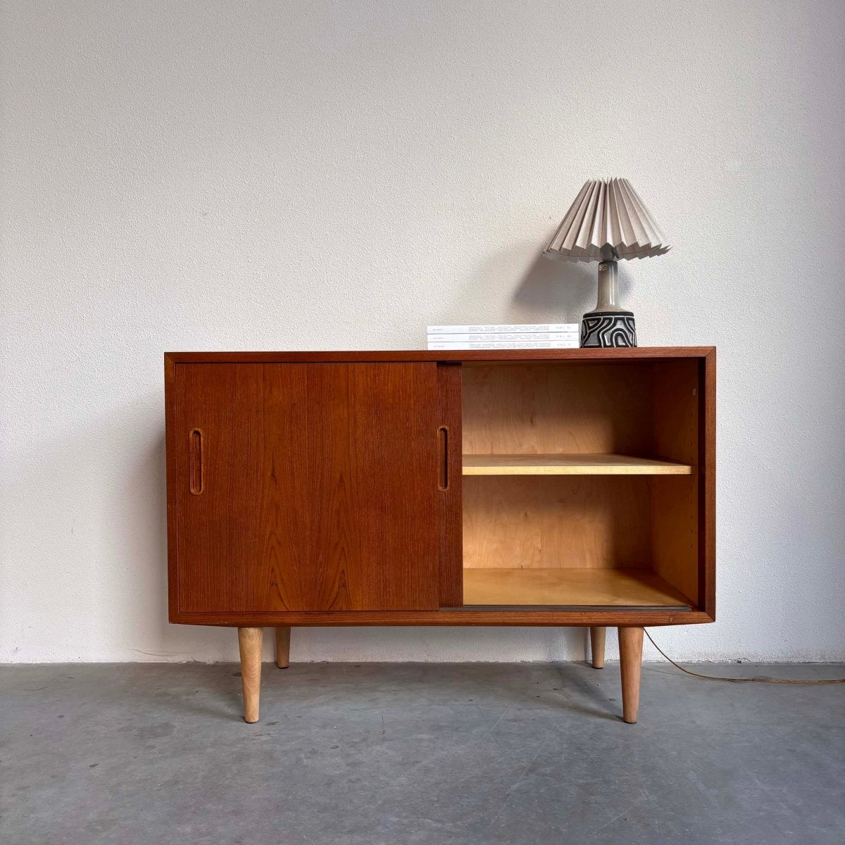 
                  
                    Vintage Hundevad sideboard teak - LOUI.STORE
                  
                