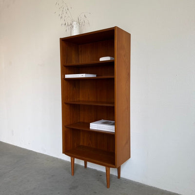 
                  
                    Vintage Hundevad teak boekenkast hoog en smal - LOUI
                  
                