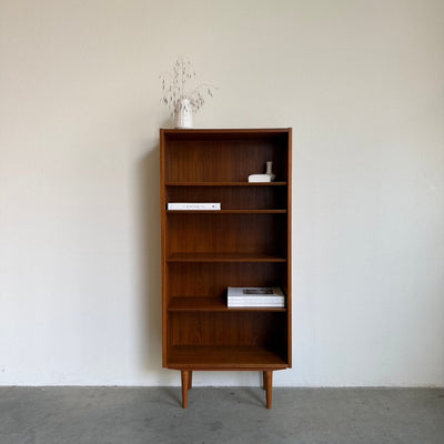 
                  
                    Vintage Hundevad teak boekenkast hoog en smal - LOUI
                  
                