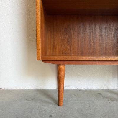 
                  
                    Vintage Hundevad teak boekenkast hoog en smal - LOUI
                  
                