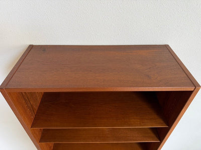 
                  
                    Vintage Hundevad teak boekenkast hoog en smal - LOUI
                  
                