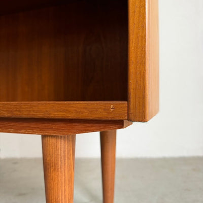 
                  
                    Vintage Hundevad teak boekenkast hoog en smal - LOUI
                  
                