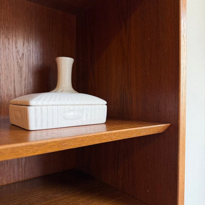 
                  
                    Vintage Hundevad teak boekenkast hoog en smal - LOUI
                  
                