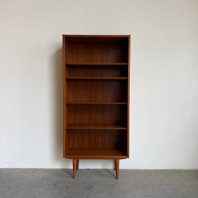 
                  
                    Vintage Hundevad teak boekenkast hoog en smal - LOUI
                  
                