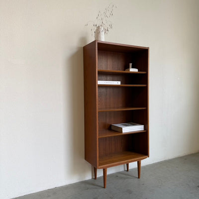 
                  
                    Vintage Hundevad teak boekenkast hoog en smal - LOUI
                  
                