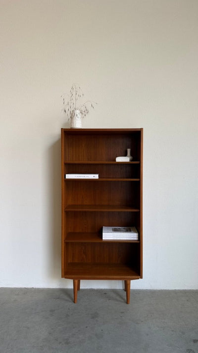 
                  
                    Vintage Hundevad teak boekenkast hoog en smal - LOUI
                  
                