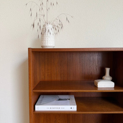 
                  
                    Vintage Hundevad teak boekenkast hoog en smal - LOUI
                  
                