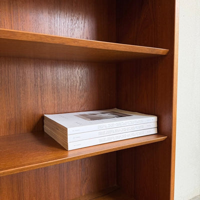 
                  
                    Vintage Hundevad teak boekenkast hoog en smal - LOUI
                  
                
