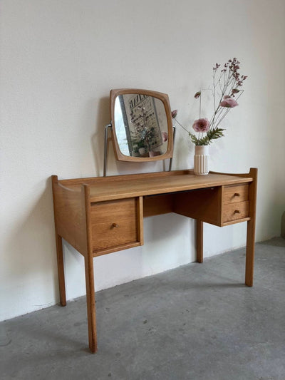 
                  
                    Vintage kaptafel - bureau eiken - LOUI.STORE
                  
                