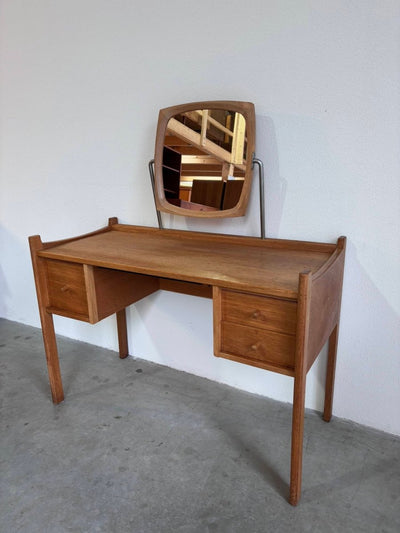 
                  
                    Vintage kaptafel - bureau eiken - LOUI.STORE
                  
                