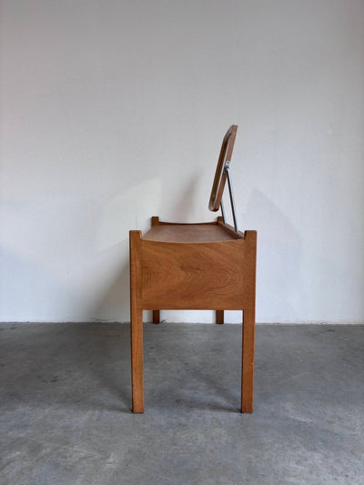 
                  
                    Vintage kaptafel - bureau eiken - LOUI.STORE
                  
                