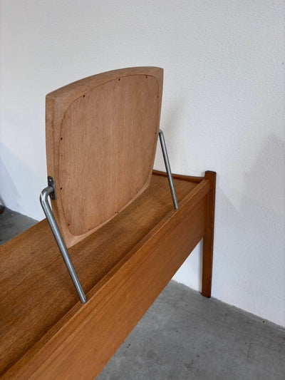 
                  
                    Vintage kaptafel - bureau eiken - LOUI.STORE
                  
                