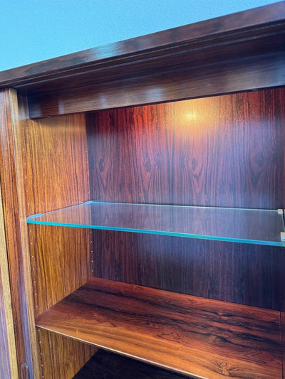 
                  
                    Vintage kast Hundevad glazen schuifdeuren - LOUI.STORE
                  
                