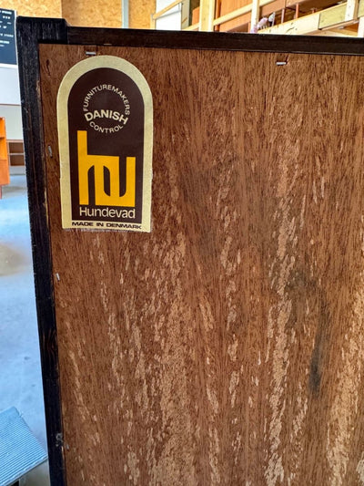 
                  
                    Vintage kast Hundevad glazen schuifdeuren - LOUI.STORE
                  
                