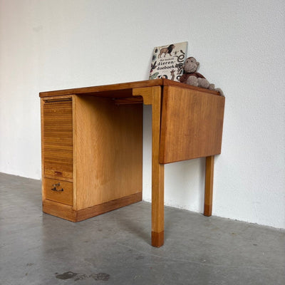 
                  
                    Vintage kinderbureau eiken tambour - LOUI.STORE
                  
                