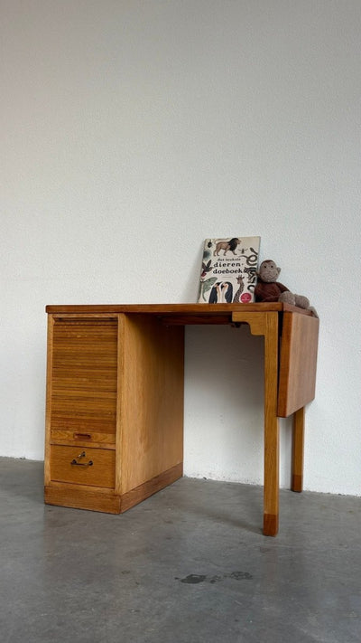 
                  
                    Vintage kinderbureau eiken tambour - LOUI.STORE
                  
                