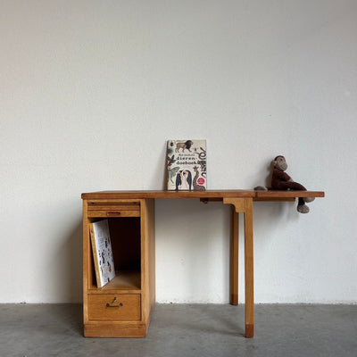 
                  
                    Vintage kinderbureau eiken tambour - LOUI.STORE
                  
                