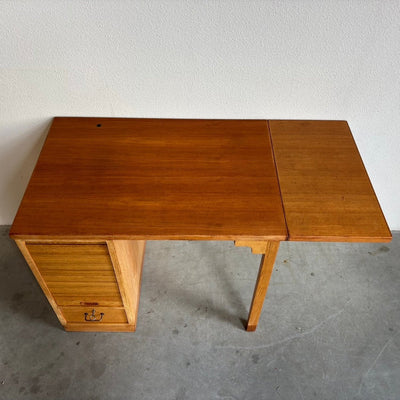 
                  
                    Vintage kinderbureau eiken tambour - LOUI.STORE
                  
                