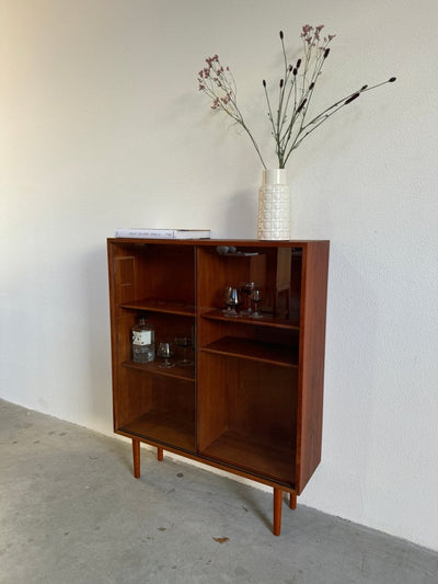 
                  
                    Vintage klein boekenkastje glazen deurtjes - LOUI.STORE
                  
                
